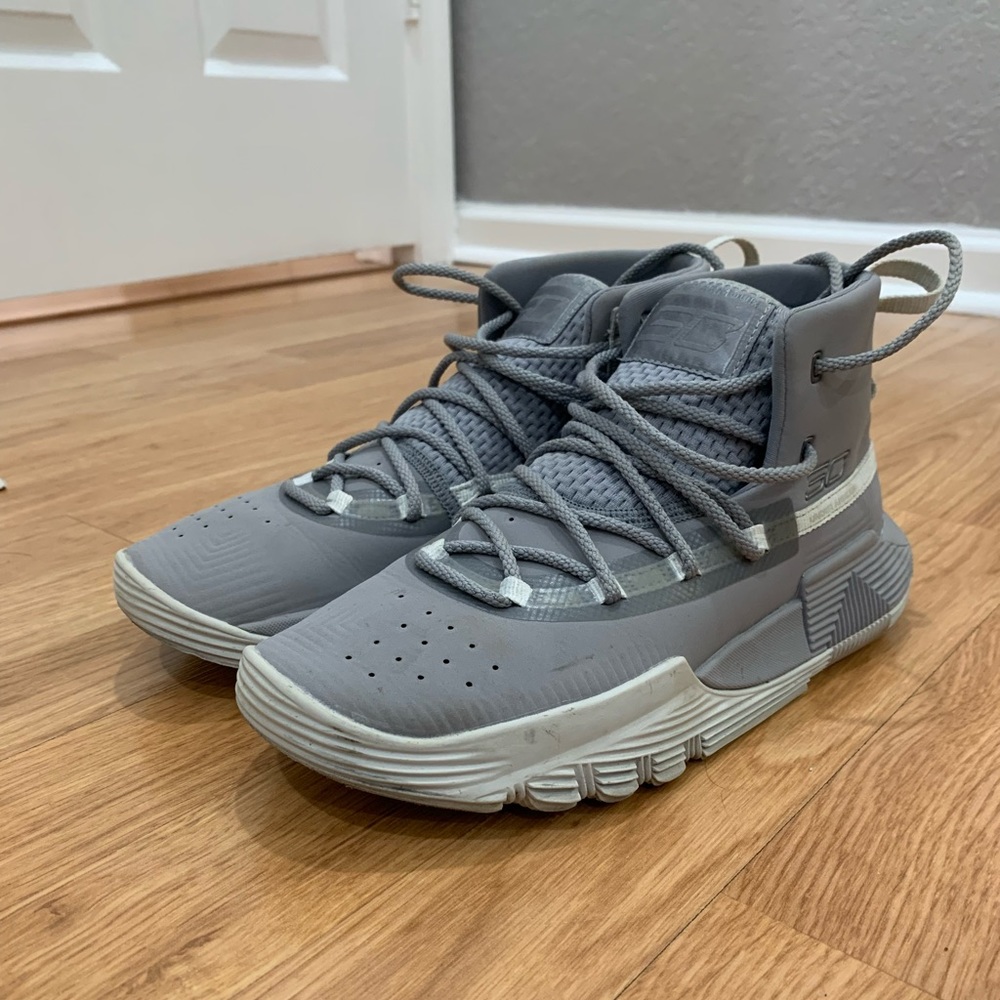 Under Armour Basketball Shoes Size 5.5 (Good Ankle Support)